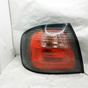 Piloto trasero izquierdo Nissan Primera 2000