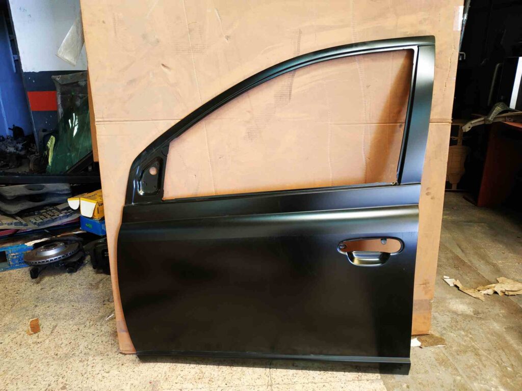 Panel exterior puerta delantera izquierda imprimada Toyota Yaris