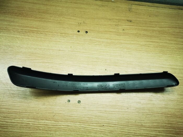 Moldura izquierda paragolpes delantero VW Polo imprimado