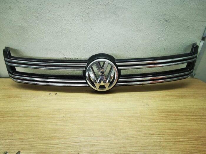 Rejilla delantera VW Tiguan 2009 con emblema