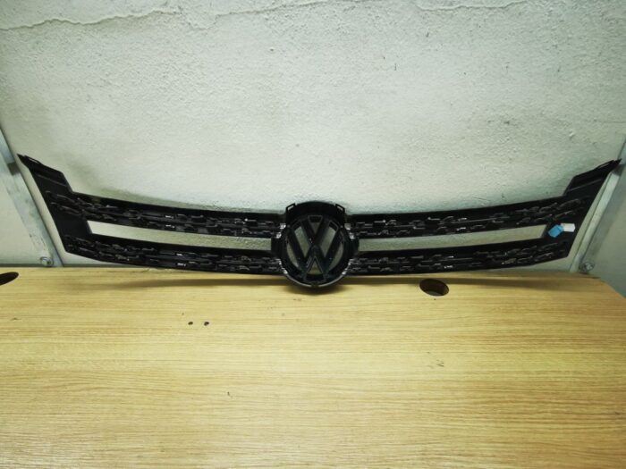 Rejilla delantera VW Tiguan 2009 con emblema