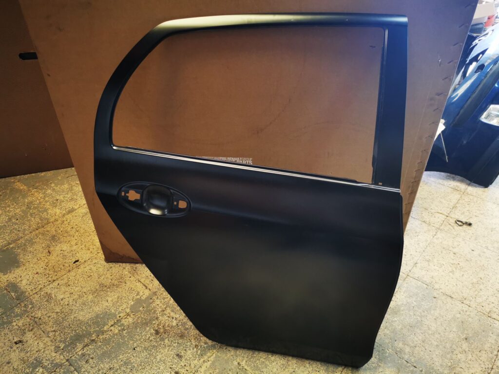 Panel puerta trasera derecha imprimada Toyota Yaris 2009