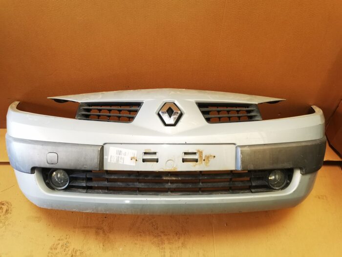 Paragolpes delantero Renault Megane II con rejilla, antinieblas y emblema