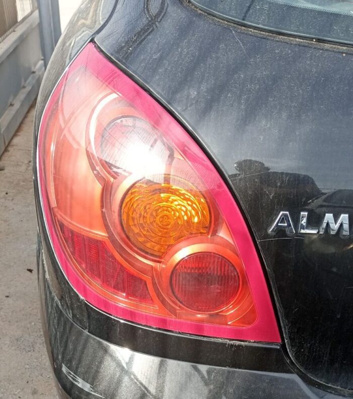 Piloto trasero izquierdo Nissan Almera 2003 Restiling con portalámparas