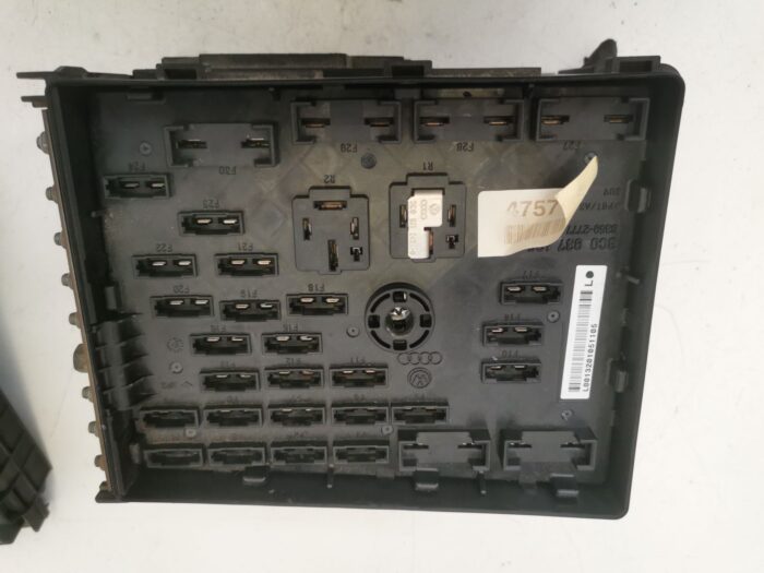 Caja de relés fusibles Volkswagen Passat B6 2007