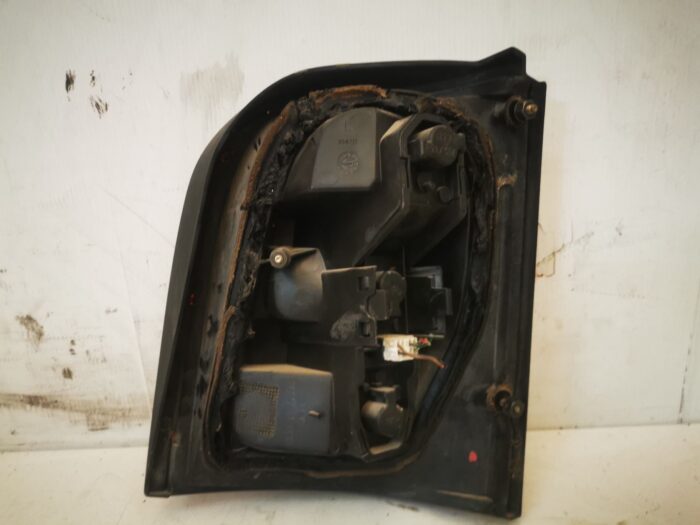 Piloto trasero izquierdo Nissan Micra 99 con portalámparas