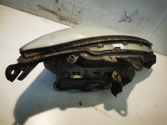 Faro delantero izquierdo Ford Focus 2004 con portalámparas
