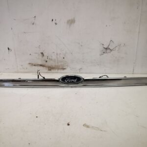 Moldura embellecedor maletero Ford Focus I Sedán con emblema y luz matrícula