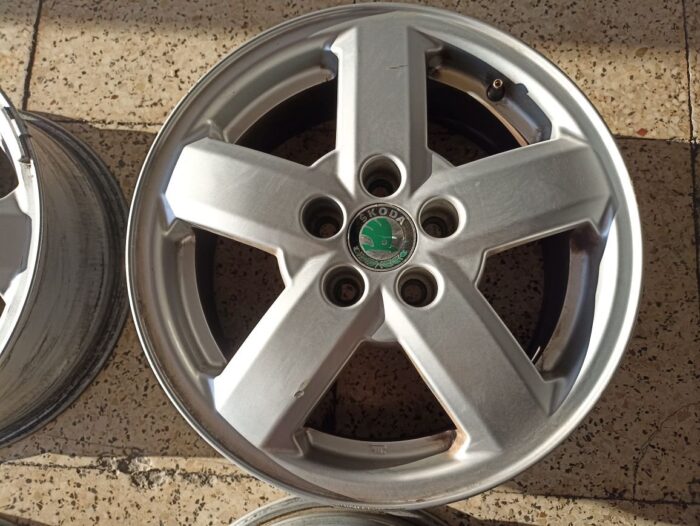 Llanta aluminio R15 Skoda 5 tornillos