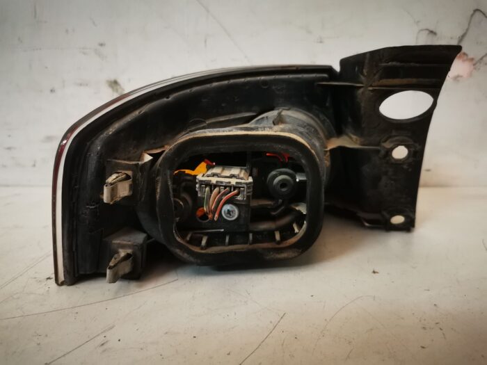 Piloto trasero derecho Seat Ibiza III 6L con portalámparas