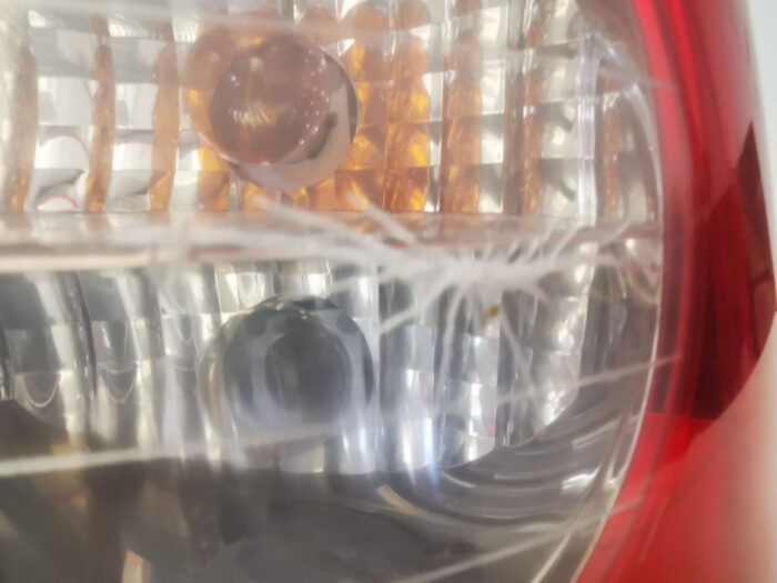Piloto trasero derecho Renault Clio II fase II con portalámparas pequeño golpe central