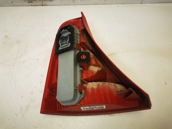 Piloto trasero derecho Renault Clio II fase II con portalámparas pequeño golpe central