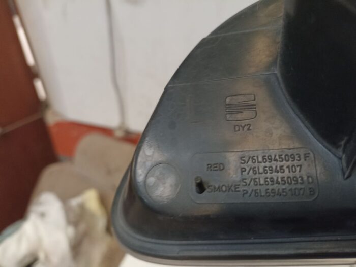 Piloto trasero izquierdo portón maletero Seat Ibiza III 6L con portalámparas