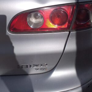 Piloto trasero derecho portón Seat Ibiza III 6L con portalámparas