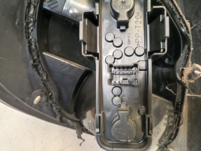 Piloto trasero derecho Nissan Almera II N16 con portalámparas