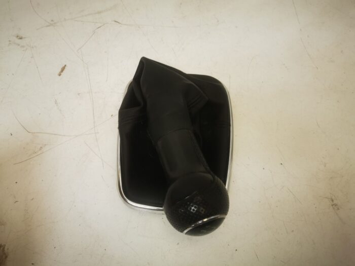 Pomo Palanca de cambios manual VW Golf IV 1998 con funda y moldura embellecedor cromado