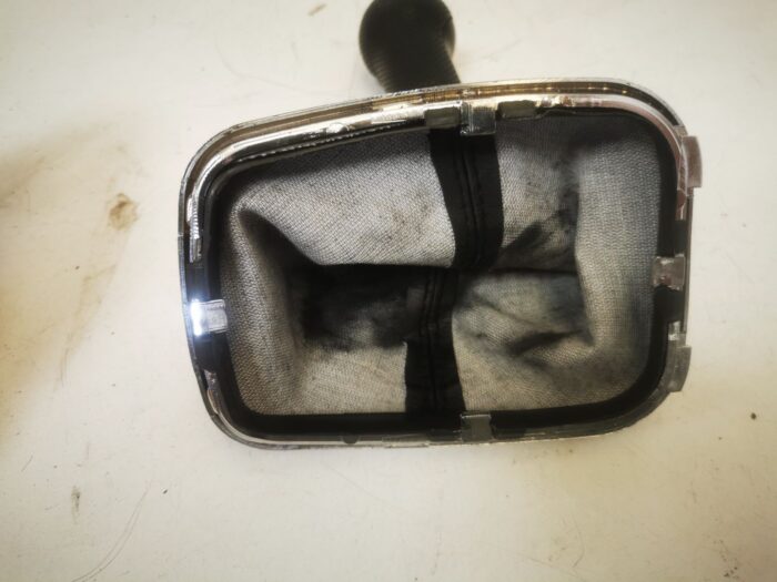 Pomo Palanca de cambios manual VW Golf IV 1998 con funda y moldura embellecedor cromado