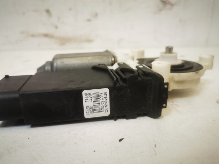 Motor elevalunas delantero derecho VW Golf IV 1998