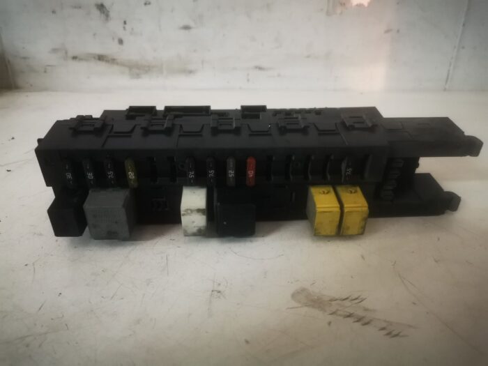 Caja Relés y fusibles Mercedes C320 W203 2005