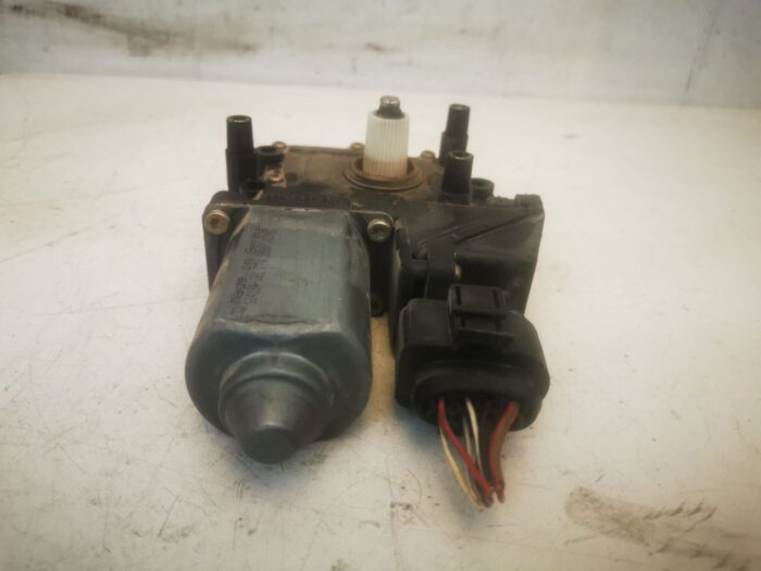 Motor elevalunas delantero derecho Audi A4 1999