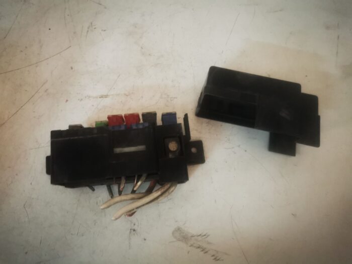 Caja fusibles y relés Nissan Serena