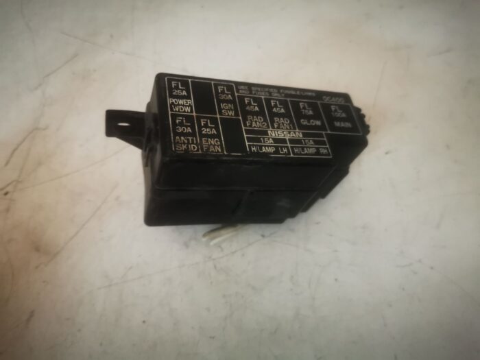 Caja fusibles y relés Nissan Serena