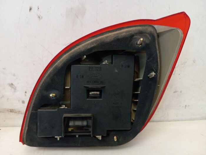Piloto trasero izquierdo Ford Fiesta IV 1996