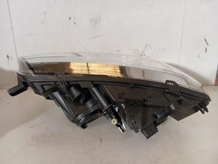 Faro derecho Dacia Sandero II 2020 soporte reparado