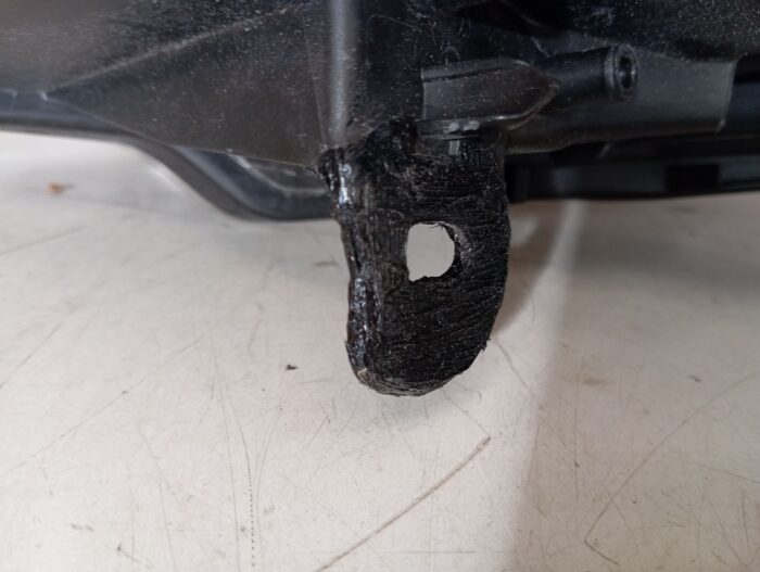 Faro derecho Dacia Sandero II 2020 soporte reparado