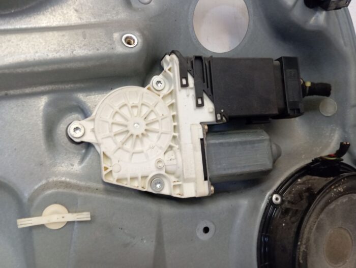 Elevalunas delantero izquierdo Volkswagen Golf IV 3 puertas 2000