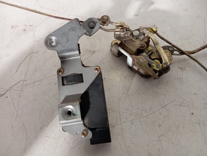 Cerradura delantera derecha Mitsubishi Galloper 1999