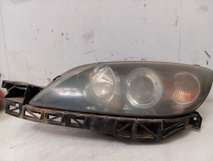 Faro izquierdo Mazda 3 2004 con defecto