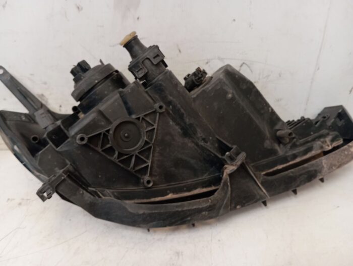 Faro izquierdo Mazda 3 2004 con defecto