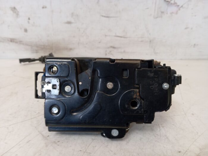 Cerradura puerta delantera derecha Volkswagen Passat 3B2 2001 y otros modelos grupo VAG