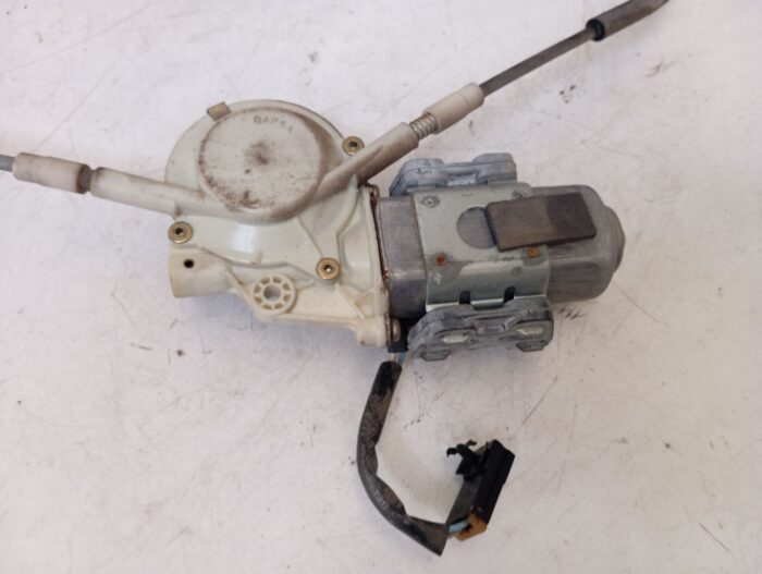 Elevalunas delantero derecho Nissan Terrano II 1996 con motor