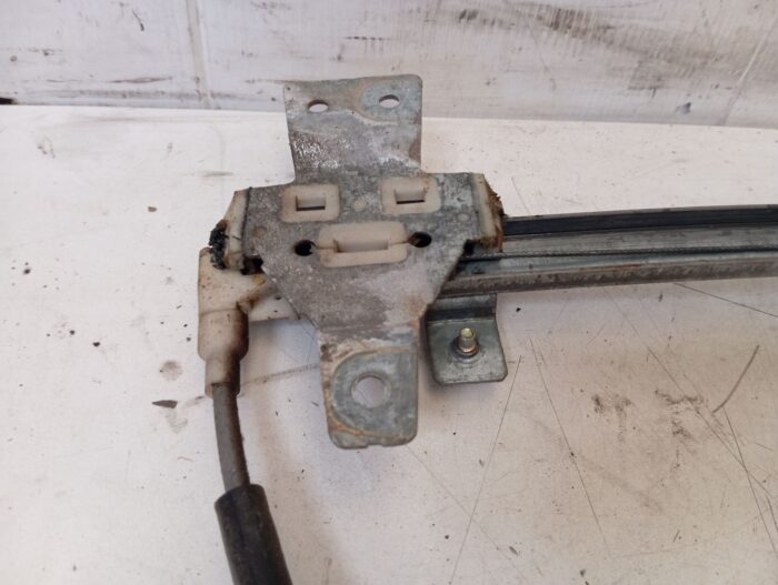Elevalunas delantero derecho Nissan Terrano II 1996 con motor