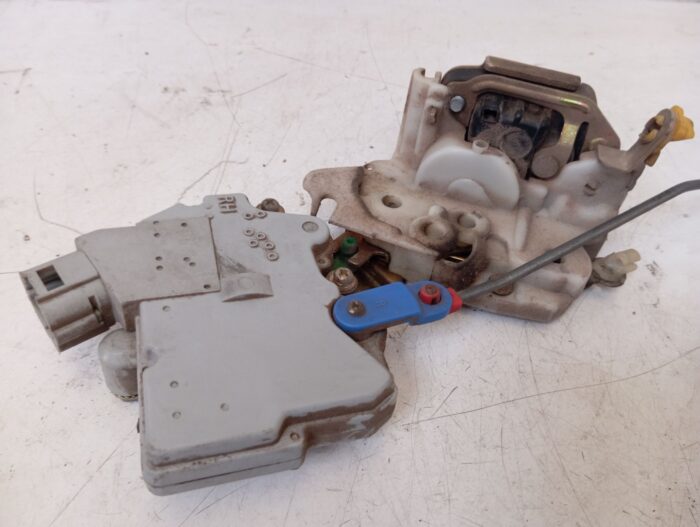 Cerradura delantera derecha Nissan Terrano II 1996