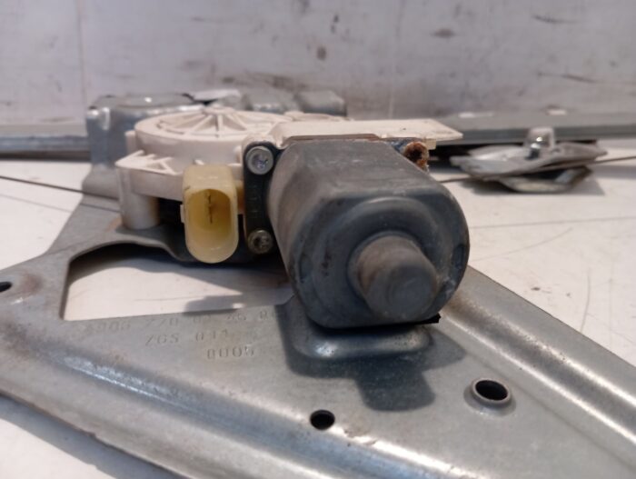 Elevalunas delantero derecho Mercedes Sprinter 330 2012 con motor