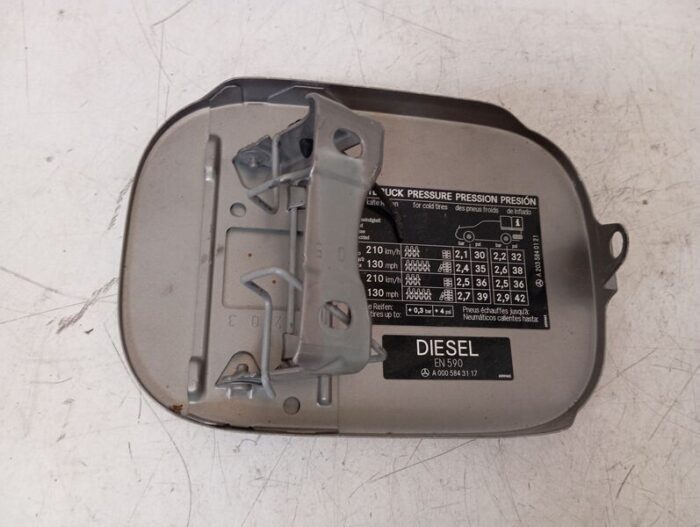 Tapa Exterior Combustible Mercedes Clase C 2004