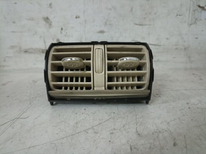 Rejilla aireadora central Mercedes Clase C color beige 2004