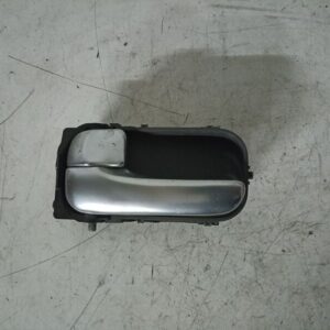 Maneta interior izquierda cromado mate Nissan Almera Tino 2002