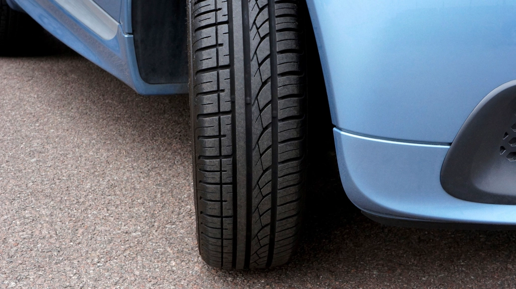 Free close car wheel image