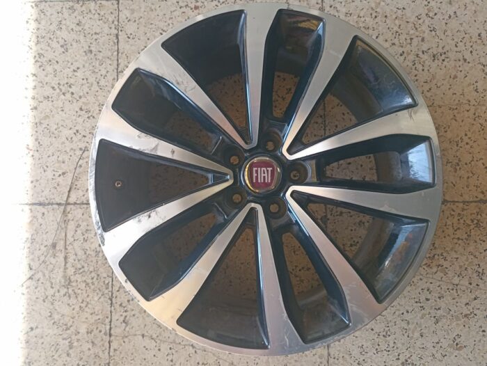 Llanta aluminio Fiat Tipo (356) 2016 con arañazos