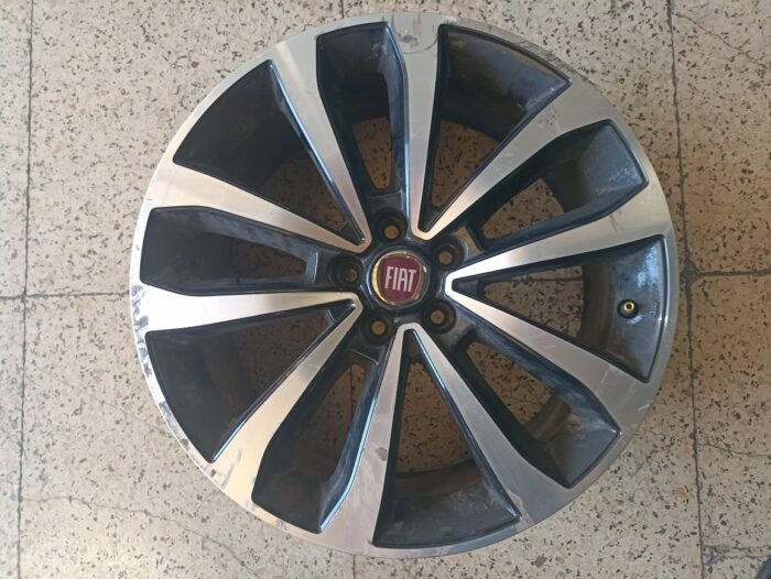 Llanta aluminio Fiat Tipo (356) 2016 con arañazos