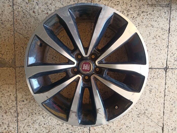 Llanta aluminio Fiat Tipo (356) 2016 con arañazos