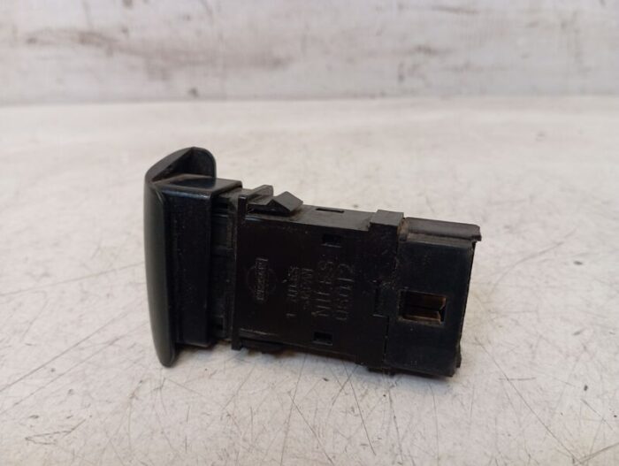 Botón interruptor warning Nissan Serena 1996