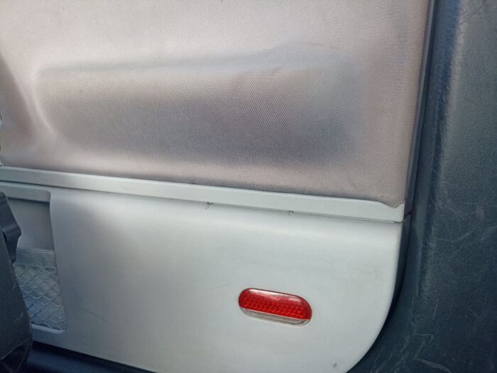Panel de puerta delantera derecha Volkswagen New Beetle 2001 rojo