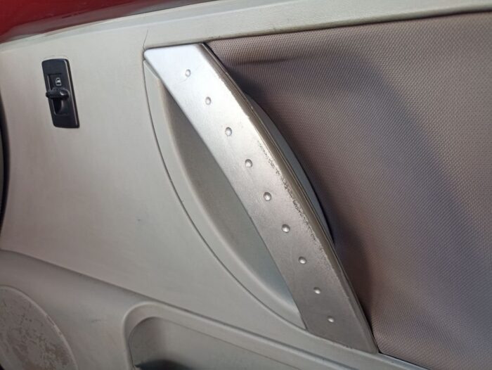 Panel de puerta delantera derecha Volkswagen New Beetle 2001 rojo