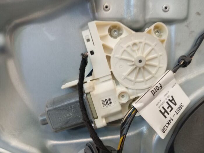 Elevalunas eléctrico delantero derecho con motor Ford Focus II 2005