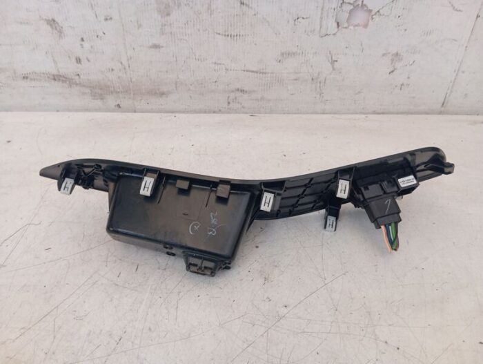 Moldura puerta derecha con botón elevalunas Ford Ka+ 2016